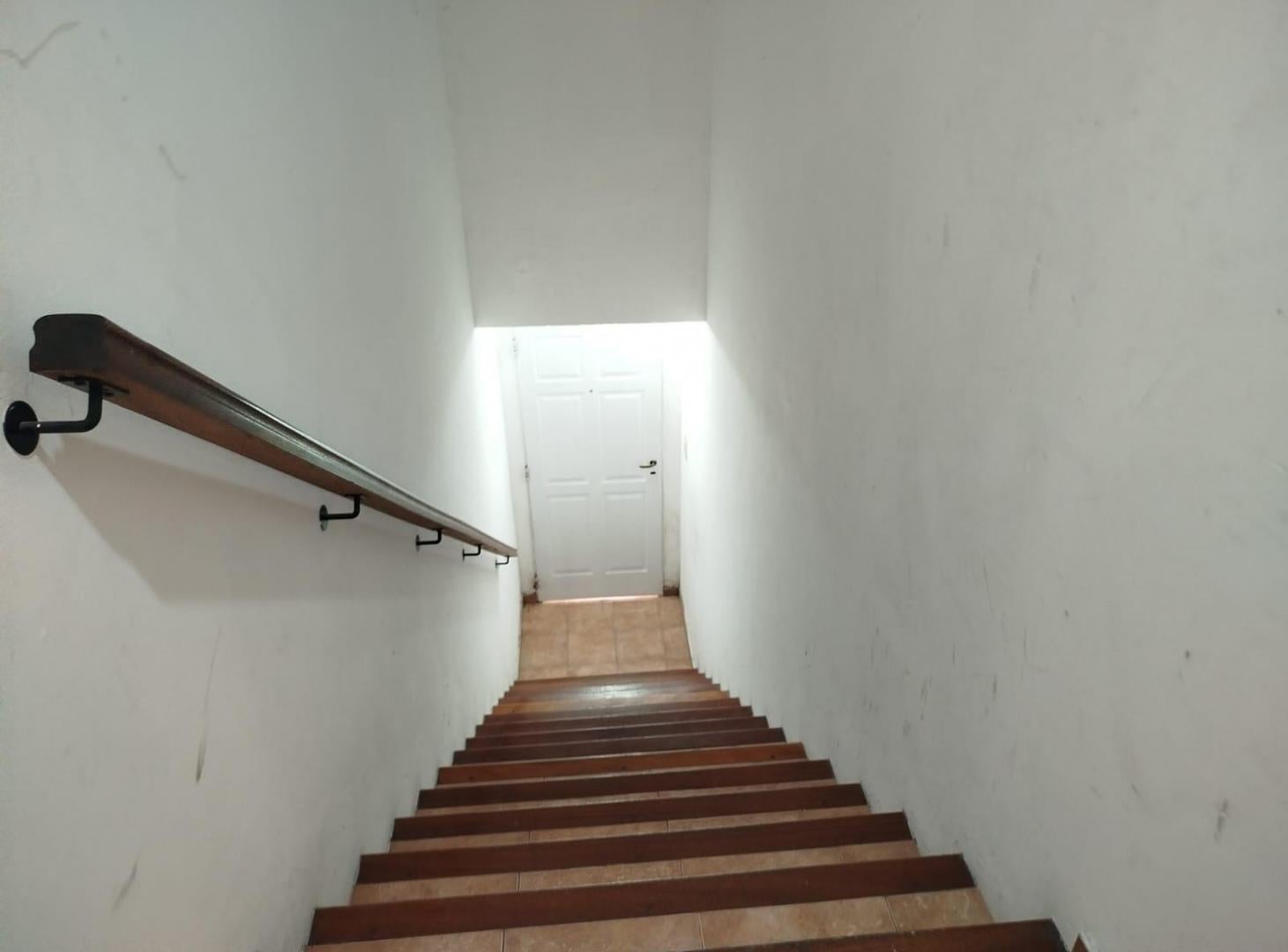 Foto de VENTA DEPARTAMENTO 3 AMBIENTES TIPO CASA CON PATIO MEDIA CUADRA AV. H, imagen 2