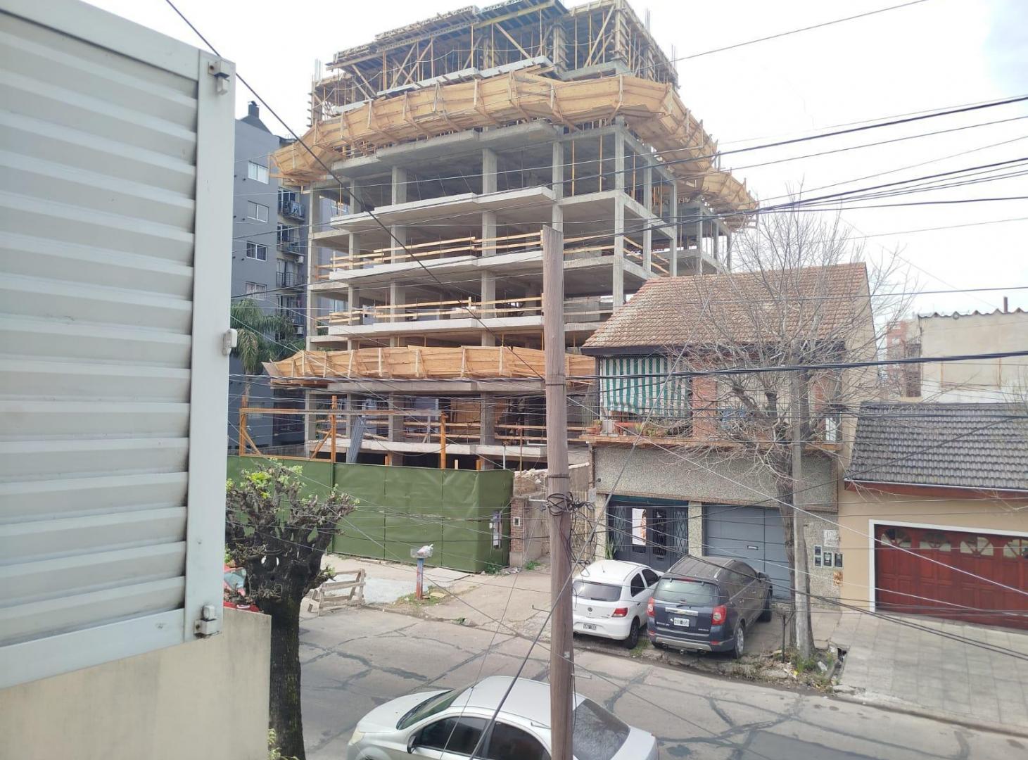 Foto de VENTA DEPARTAMENTO 3 AMBIENTES TIPO CASA CON PATIO MEDIA CUADRA AV. H, imagen 5