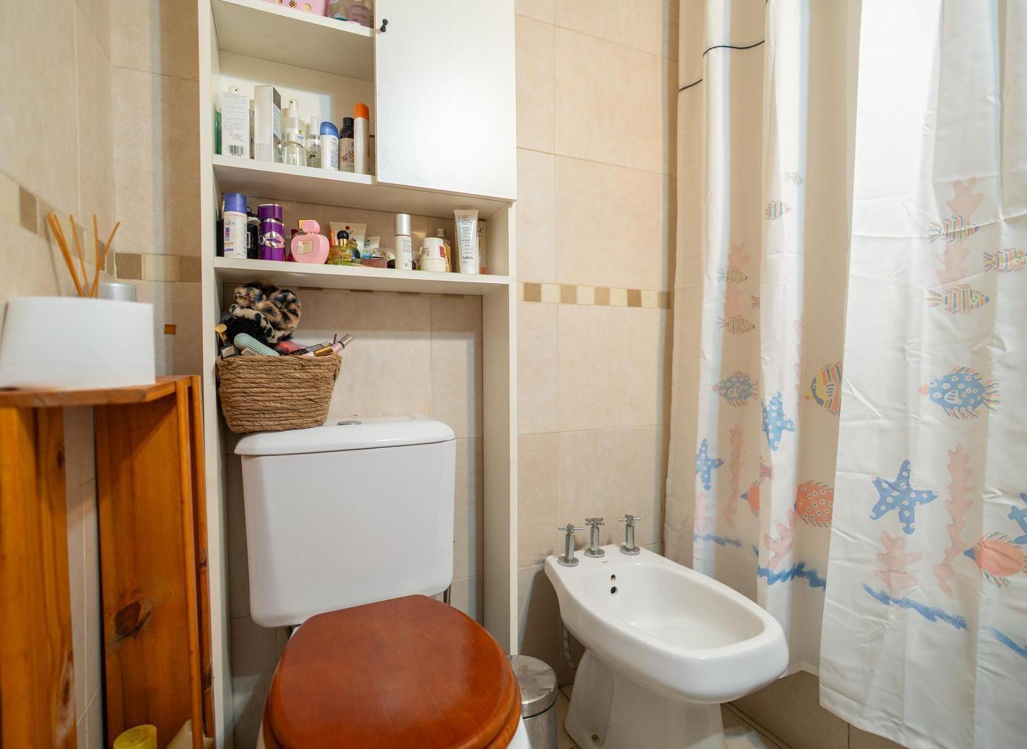 Foto de VENTA DEPARTAMENTO 2 AMBIENTES PATIO CUBIERTO Y DESCUBIERTO APTO, imagen 2