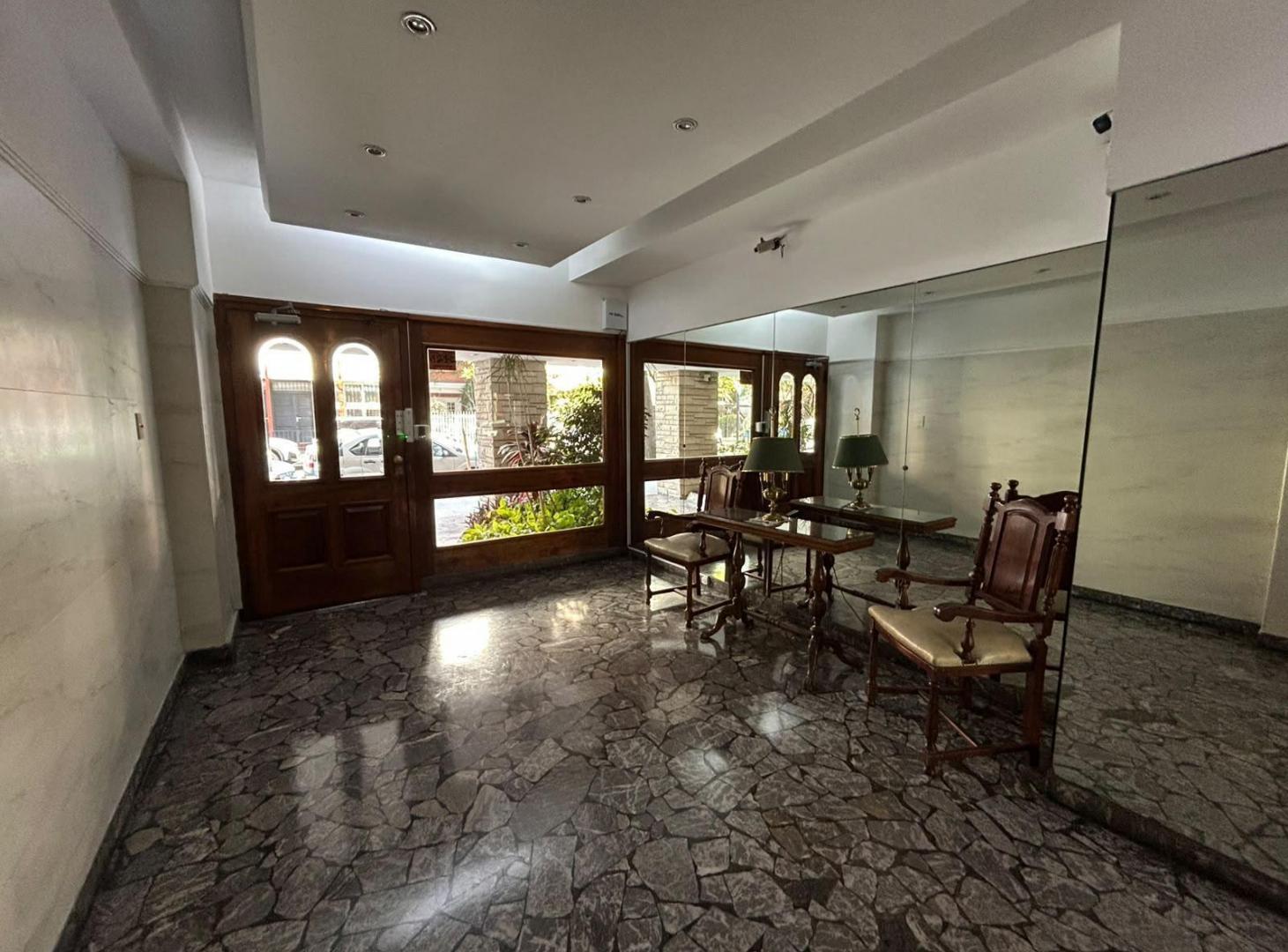Foto de VENTA DEPARTAMENTO 2 AMBIENTES IMPECABLE DOS PATIOS RECICLADO A NUEVO, imagen 2