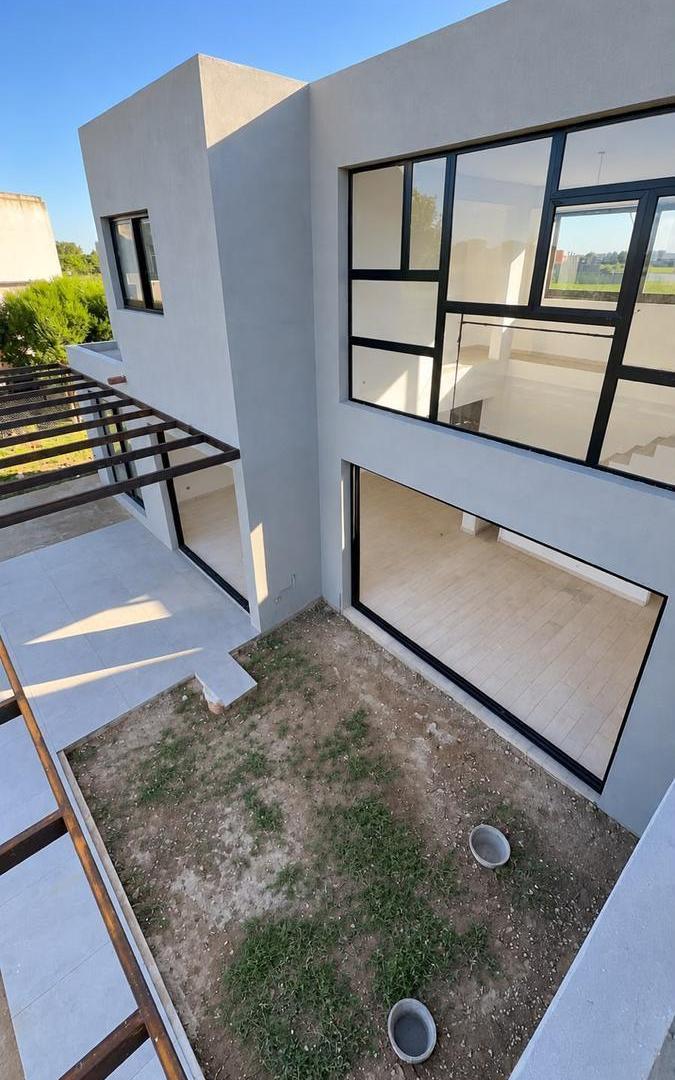 Foto de VENTA CASA A ESTRENAR 5 AMBIENTES - COUNTRY SAN SEBASTIÁN ÁREA 10, imagen 4