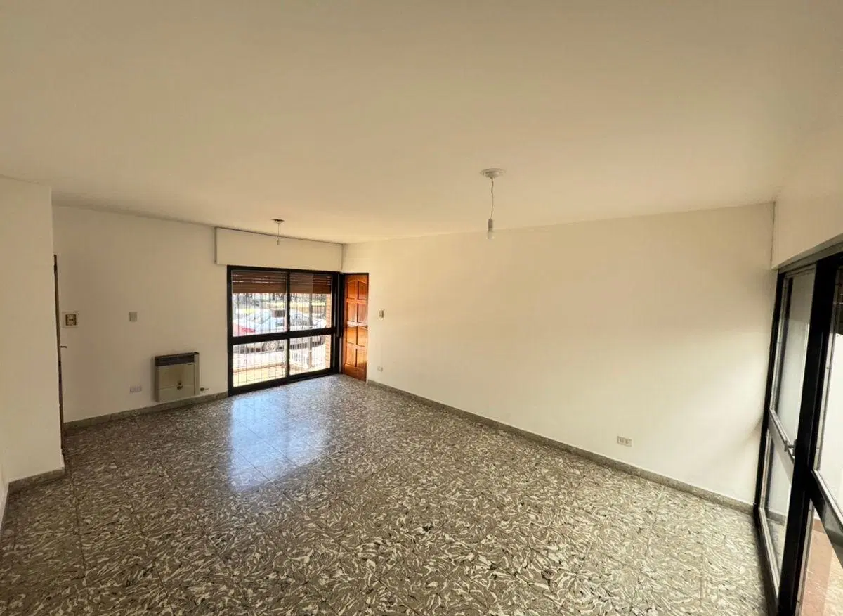 CASA 3 DORM, GARAJE Y PATIO C/ASADOR- Bº PARQUE VÉLEZ SARSFIELD 3