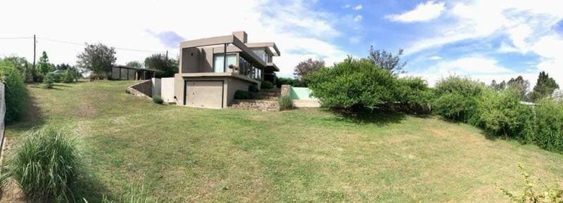 3 Dorm. - 1600 m² de Terreno - Recibe Menor 1