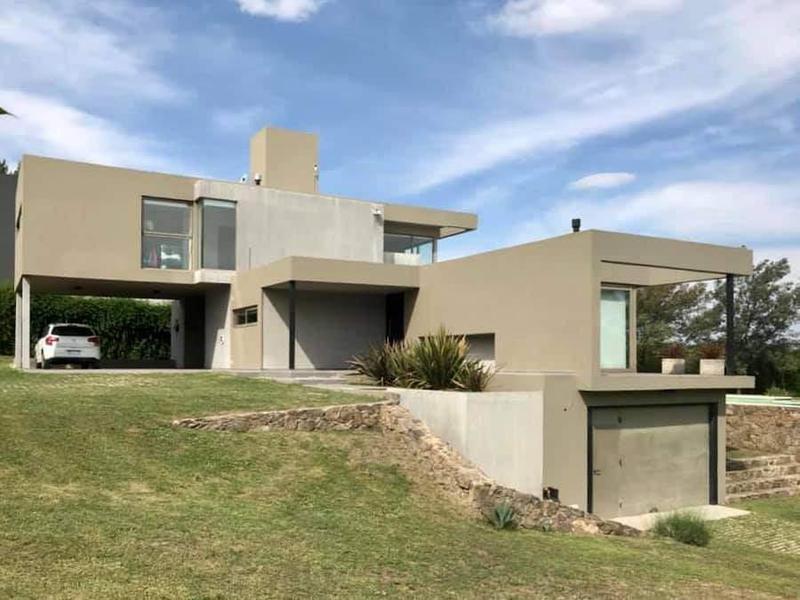 3 Dorm. - 1600 m² de Terreno - Recibe Menor 3