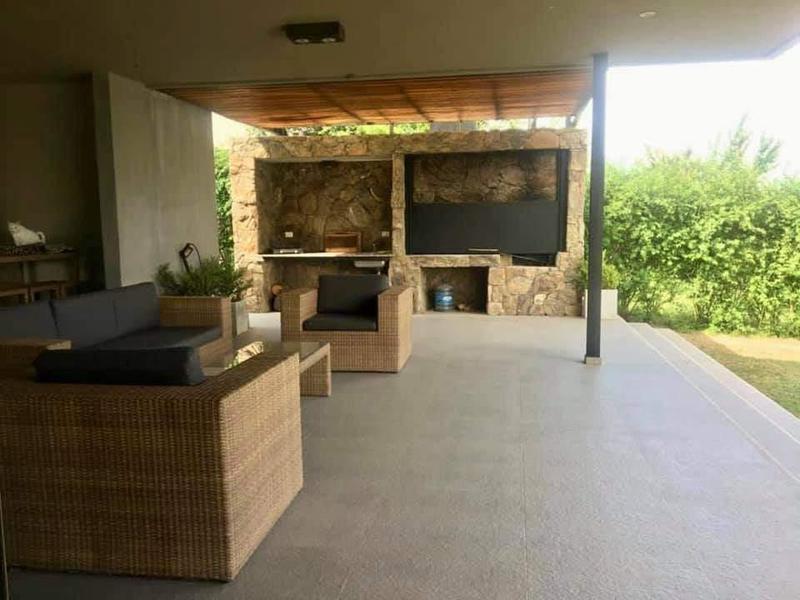 3 Dorm. - 1600 m² de Terreno - Recibe Menor 2