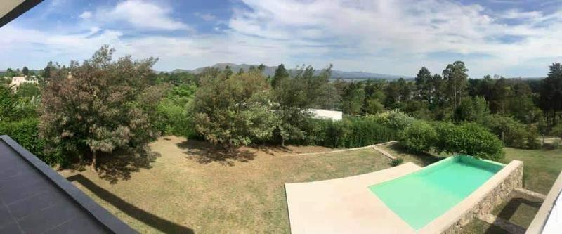 3 Dorm. - 1600 m² de Terreno - Recibe Menor 2