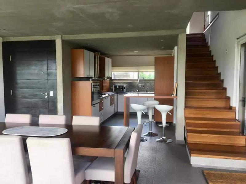 3 Dorm. - 1600 m² de Terreno - Recibe Menor 2