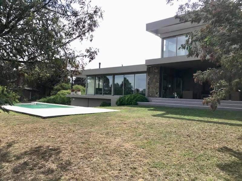 3 Dorm. - 1600 m² de Terreno - Recibe Menor 3