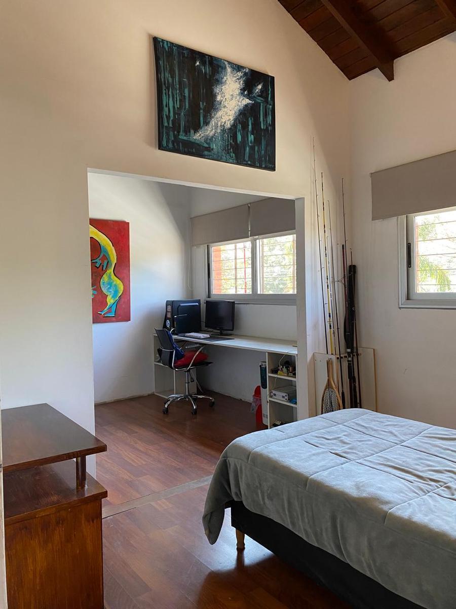 Zona Comercial - Casa con Oficina - 615 m² Terreno - 3 Dorm 4