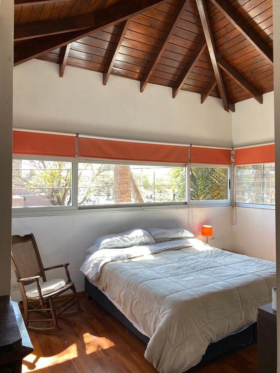 Zona Comercial - Casa con Oficina - 615 m² Terreno - 3 Dorm 2