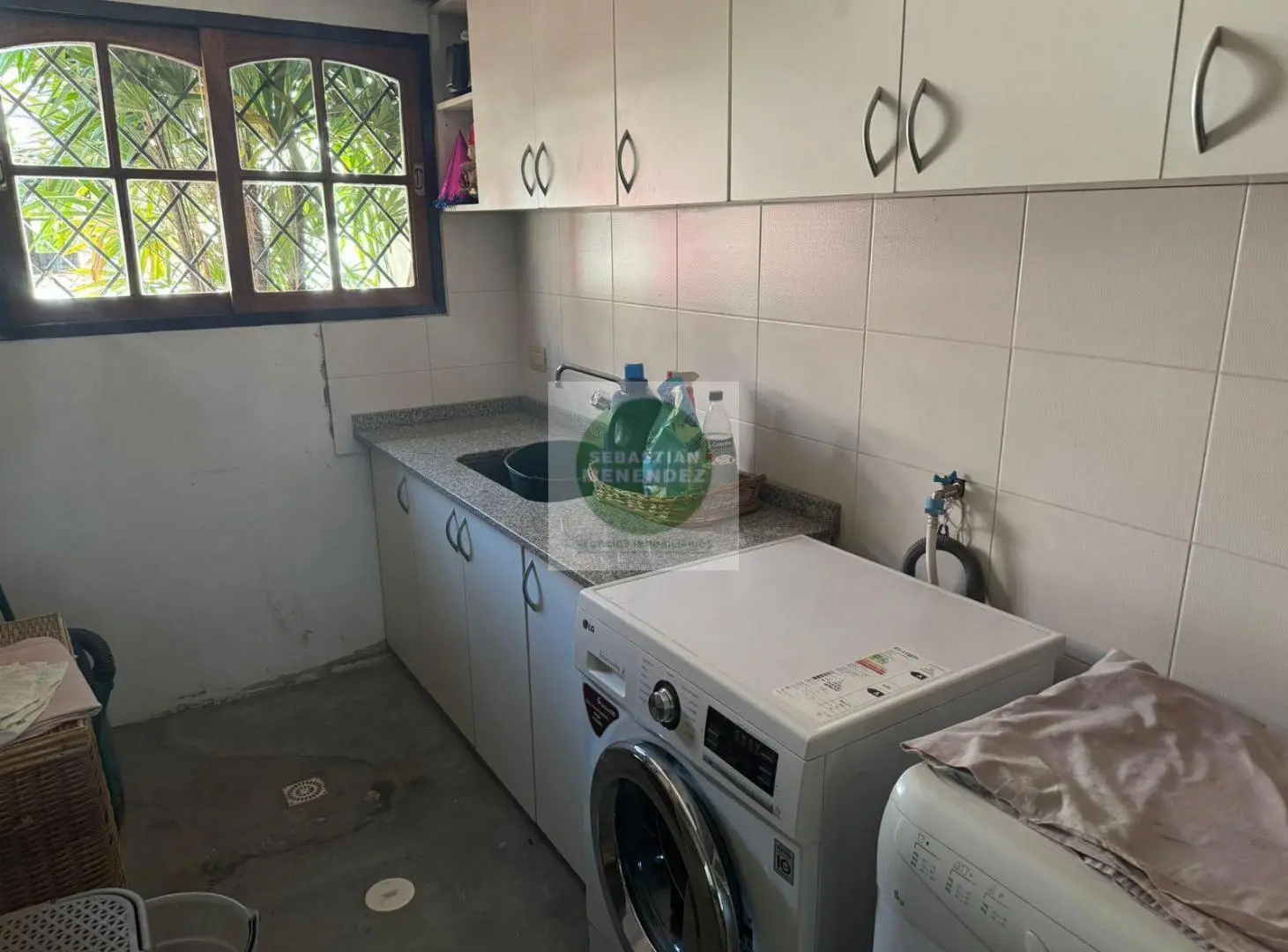 Casi esquina Nuñez - Zona Comercial - 780Mts2 Terreno - 4 Dormitorios 5