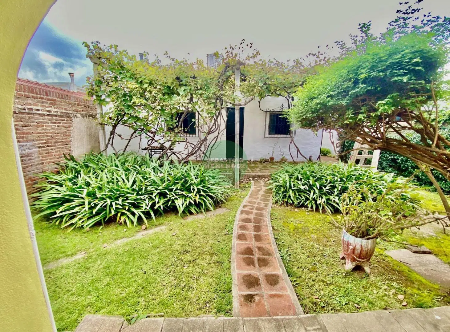 UNA PLANTA - 2 DORM CON ESCRITORIO MAS  DPTO 500m2 T - CASAS EN VENTA CERRO DE LAS ROSAS 4