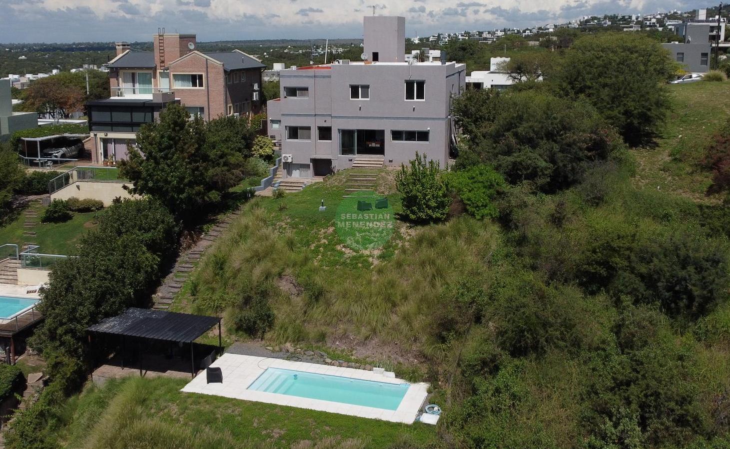 6 Dormitorios - Vista - Categoría - 700Mts2 Cubiertos - Casa en venta en Cinco Lomas