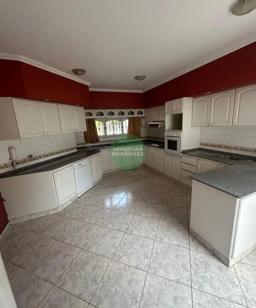 5 Dormitorios (2 en Suite) - Quincho Cerrado - Cerro de las Rosas 1