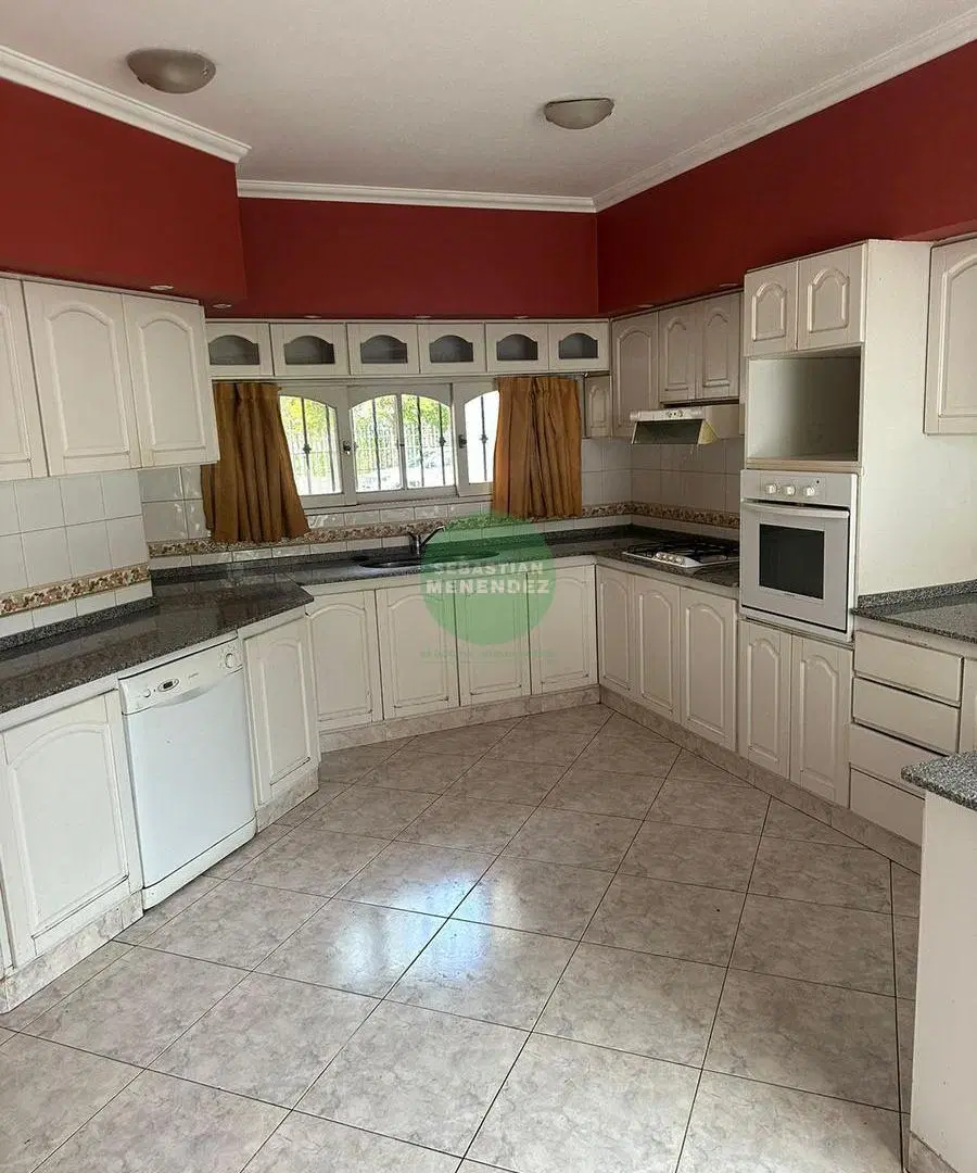 5 Dormitorios (2 en Suite) - Quincho Cerrado - Cerro de las Rosas 3