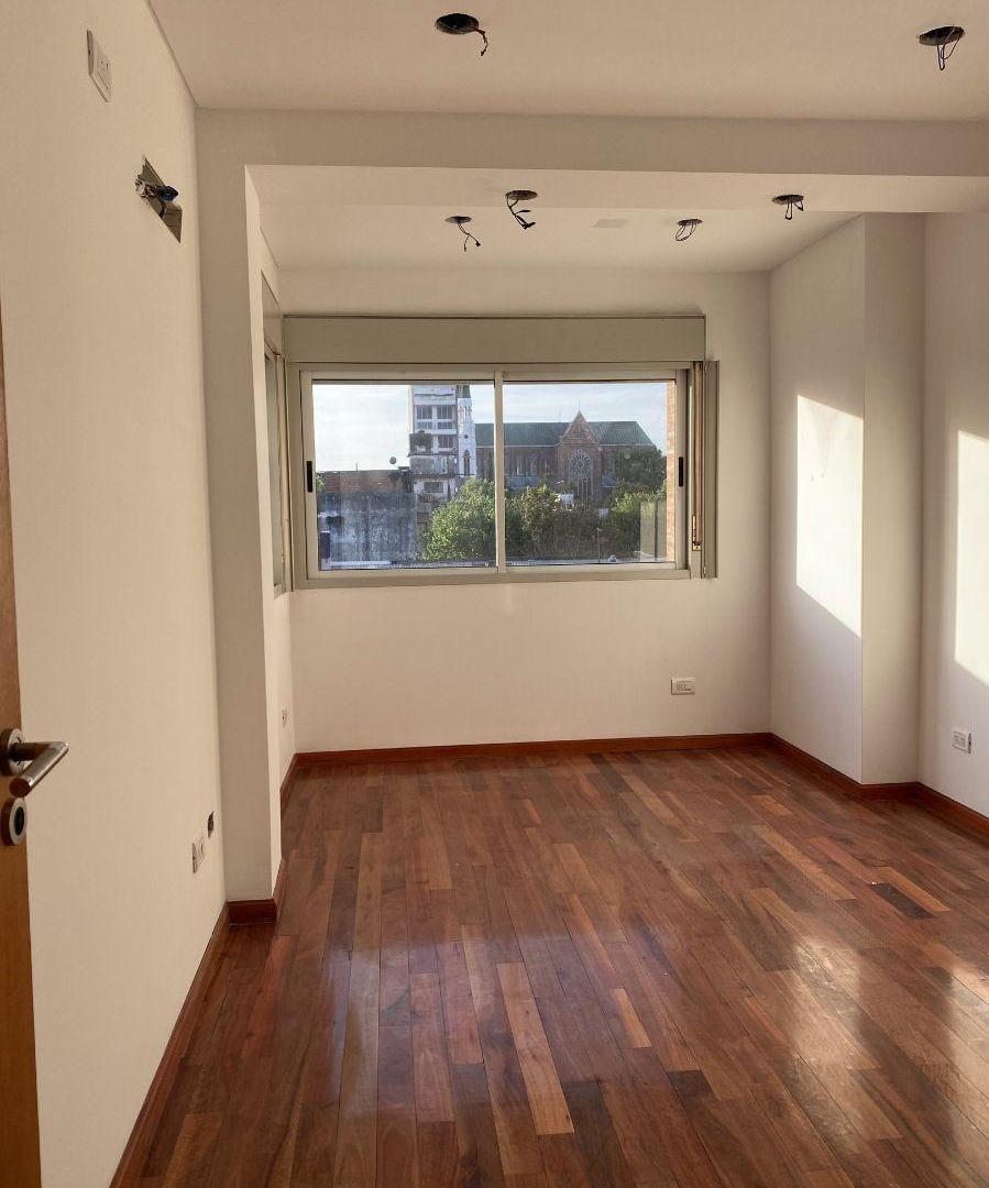Piso 4 Ambientes C/cochera En La Mejor Ubicación De Santos Lugares