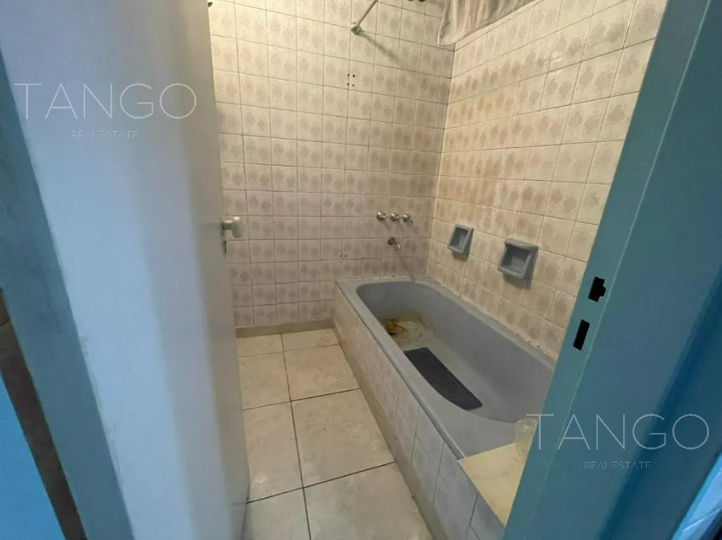 Venta Departamento Cinco Ambientes Flores con Balcón 1