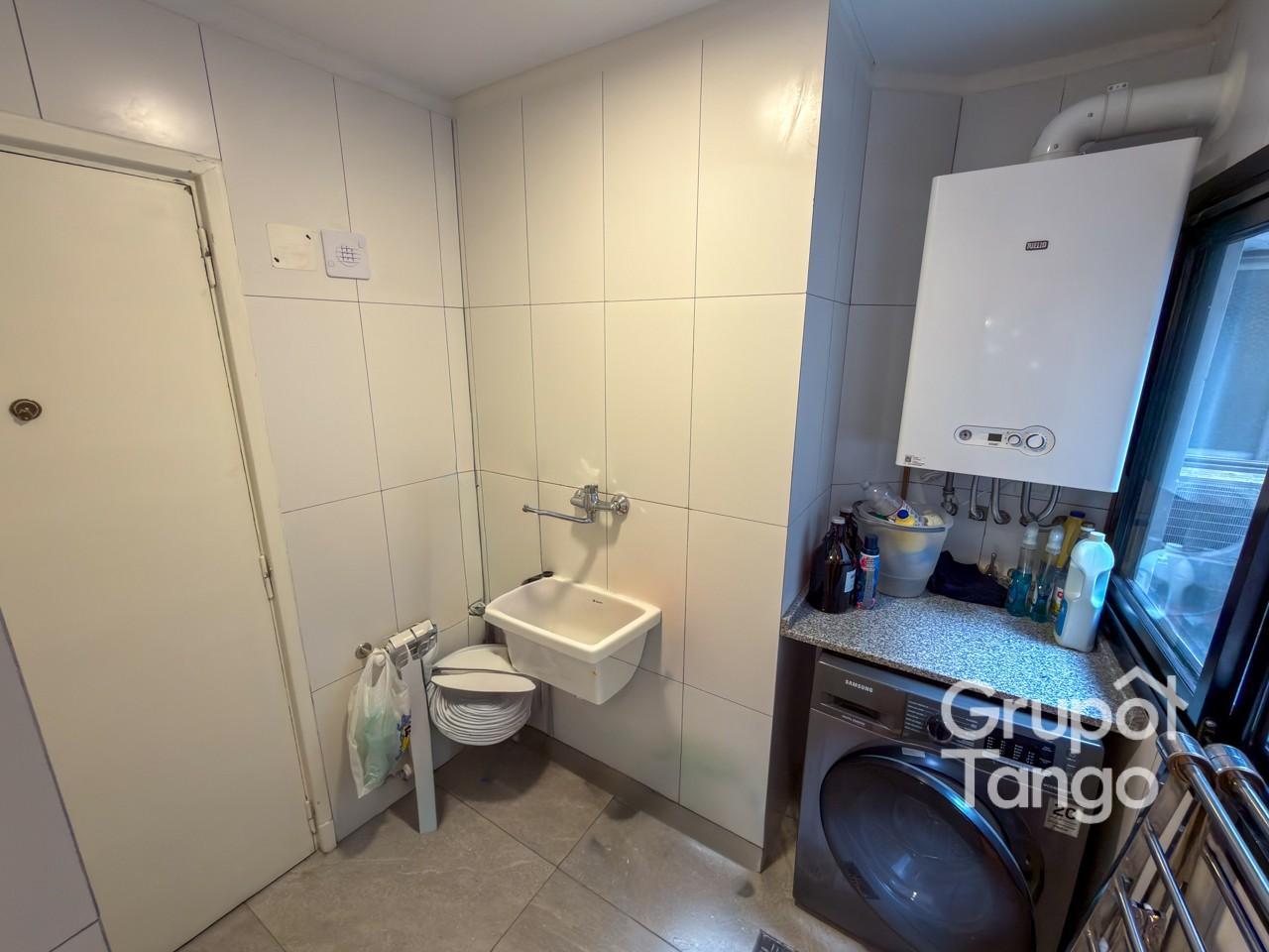 Venta Departamento Cinco Ambientes Almagro Frente Balcón
