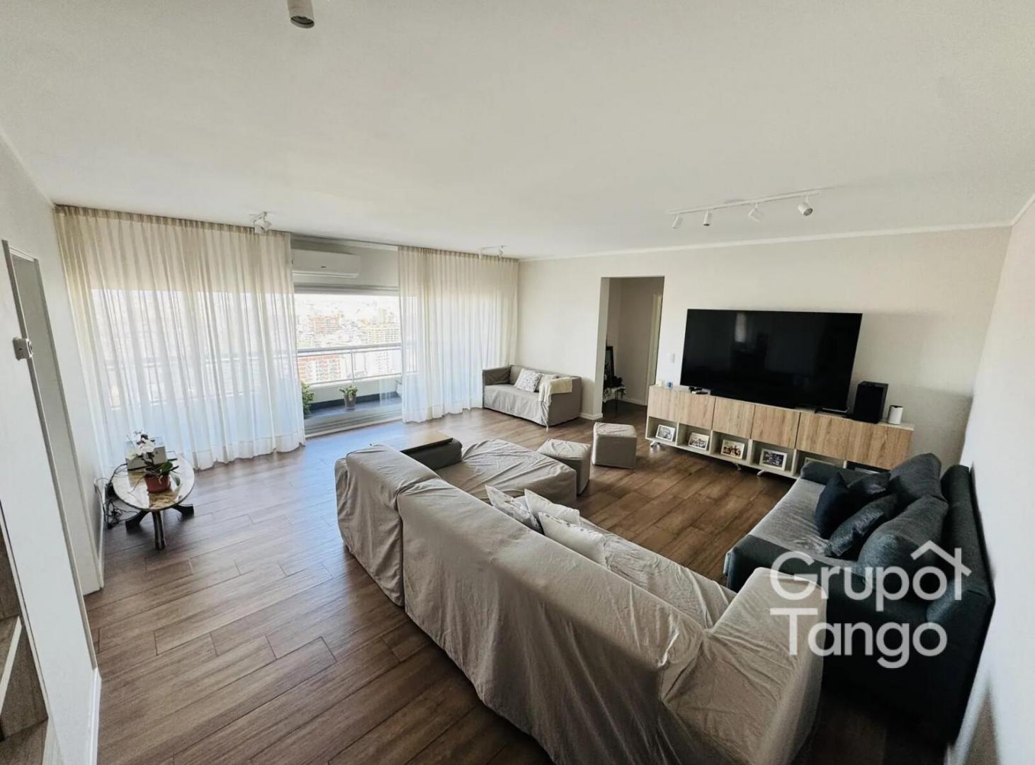 Foto de Venta Departamento en Caballito de 6 Ambientes con Dos Cochera, imagen 3