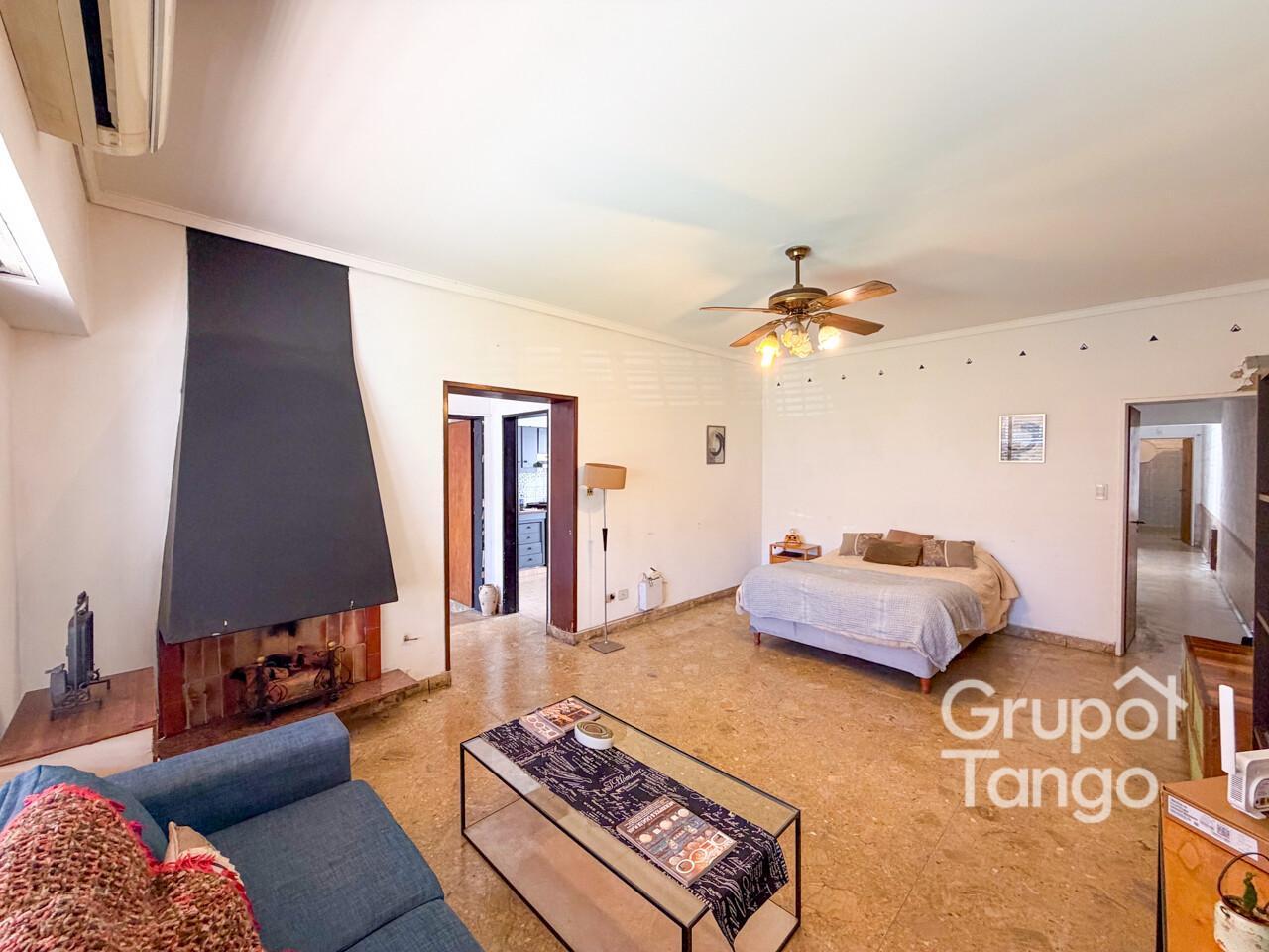 Foto de Venta Casa Siete Ambientes Velez Sarsfield Cochera Terraza Patio Quincho, imagen 2