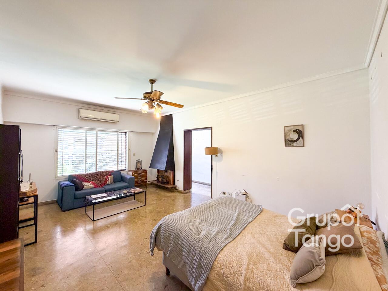 Foto de Venta Casa Siete Ambientes Velez Sarsfield Cochera Terraza Patio Quincho, imagen 1