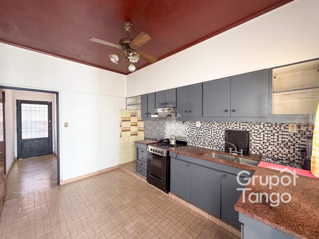Foto de Venta Casa Siete Ambientes Velez Sarsfield Cochera Terraza Patio Quincho, imagen 5