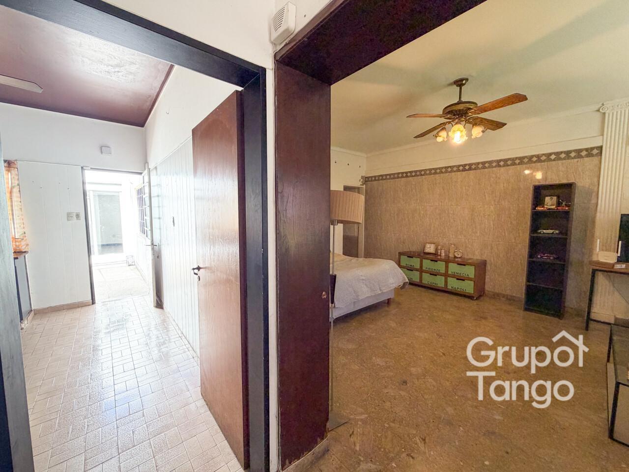 Foto de Venta Casa Siete Ambientes Velez Sarsfield Cochera Terraza Patio Quincho, imagen 3