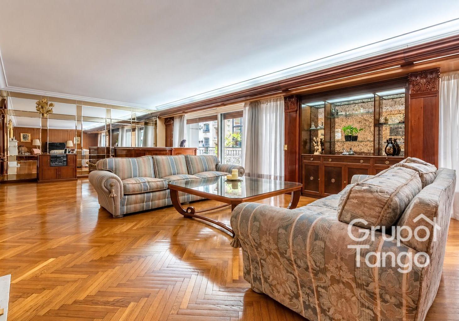 Foto de Venta Departamento Piso Retiro Cinco Ambientes Frente Balcón, imagen 5