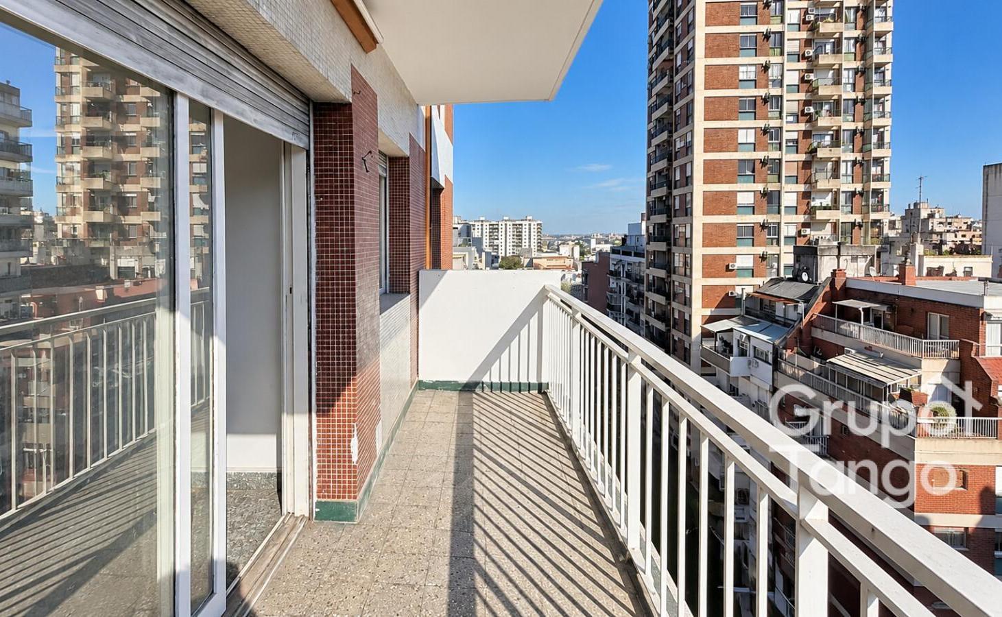 Foto de Venta Departamento Parque Chacabuco Tres Ambiente Frente Balcón Apto, imagen 2