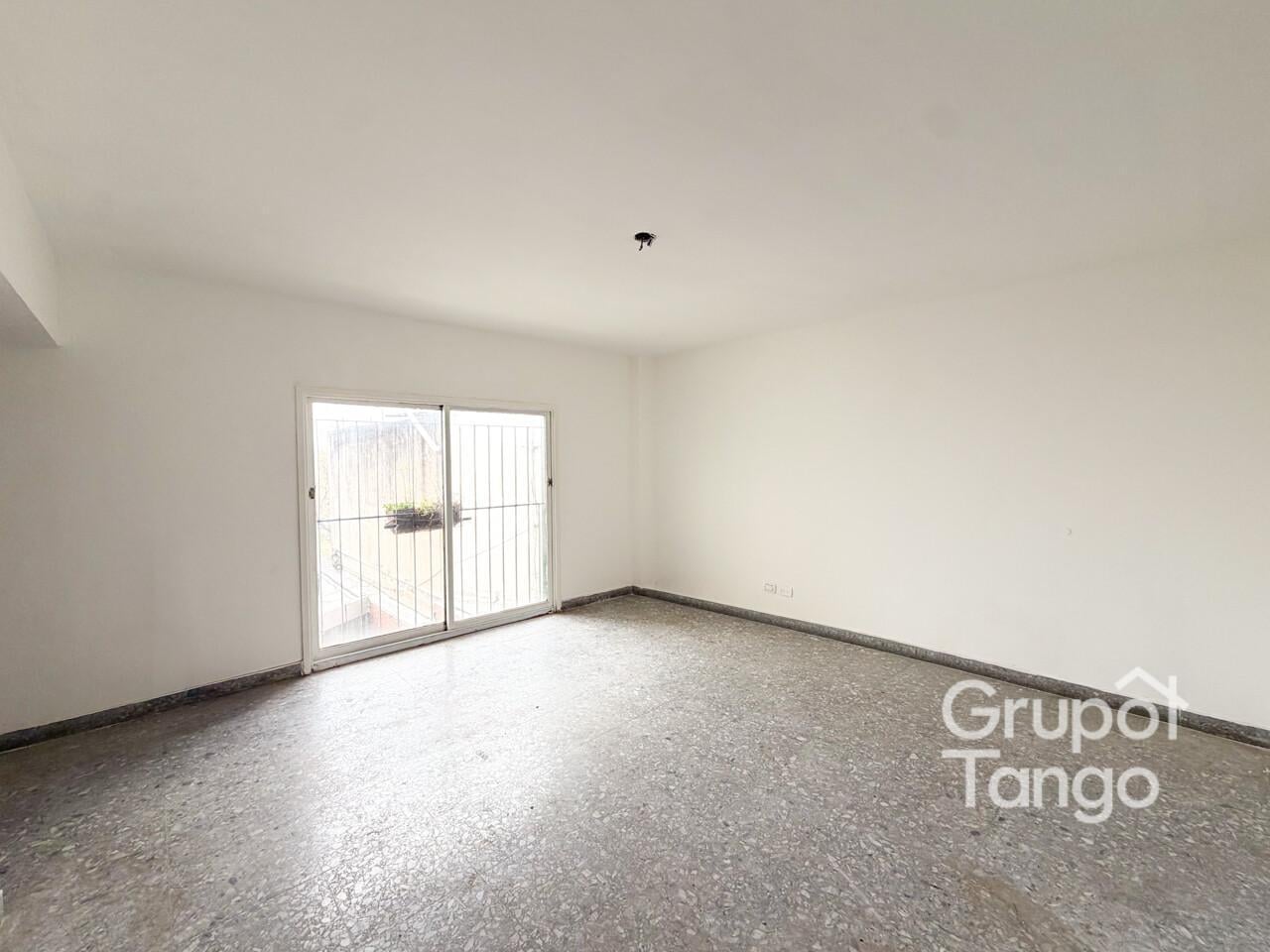 Foto de Venta Departamento Liniers Semipiso Tres Ambientes Apto Credito, imagen 3