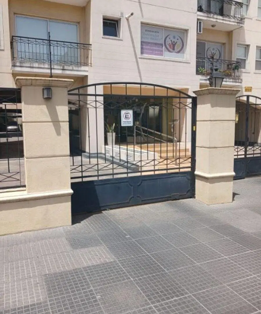 Depto de 2 amb al frente con balcón y cochera. Centro de Morón. 2