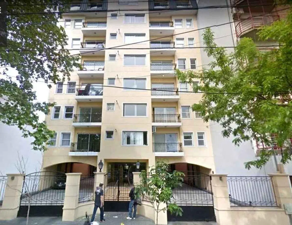 Depto de 2 amb al frente con balcón y cochera. Centro de Morón. 1