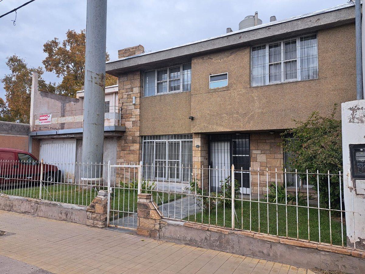 Venta Casa 3 Dorm. 1 1/2 Baños en Dorrego. 1