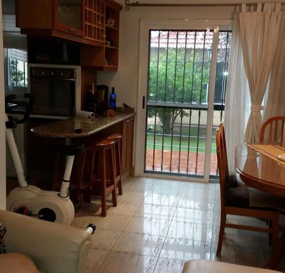 VENTA DE CASA CON PISCINA 3