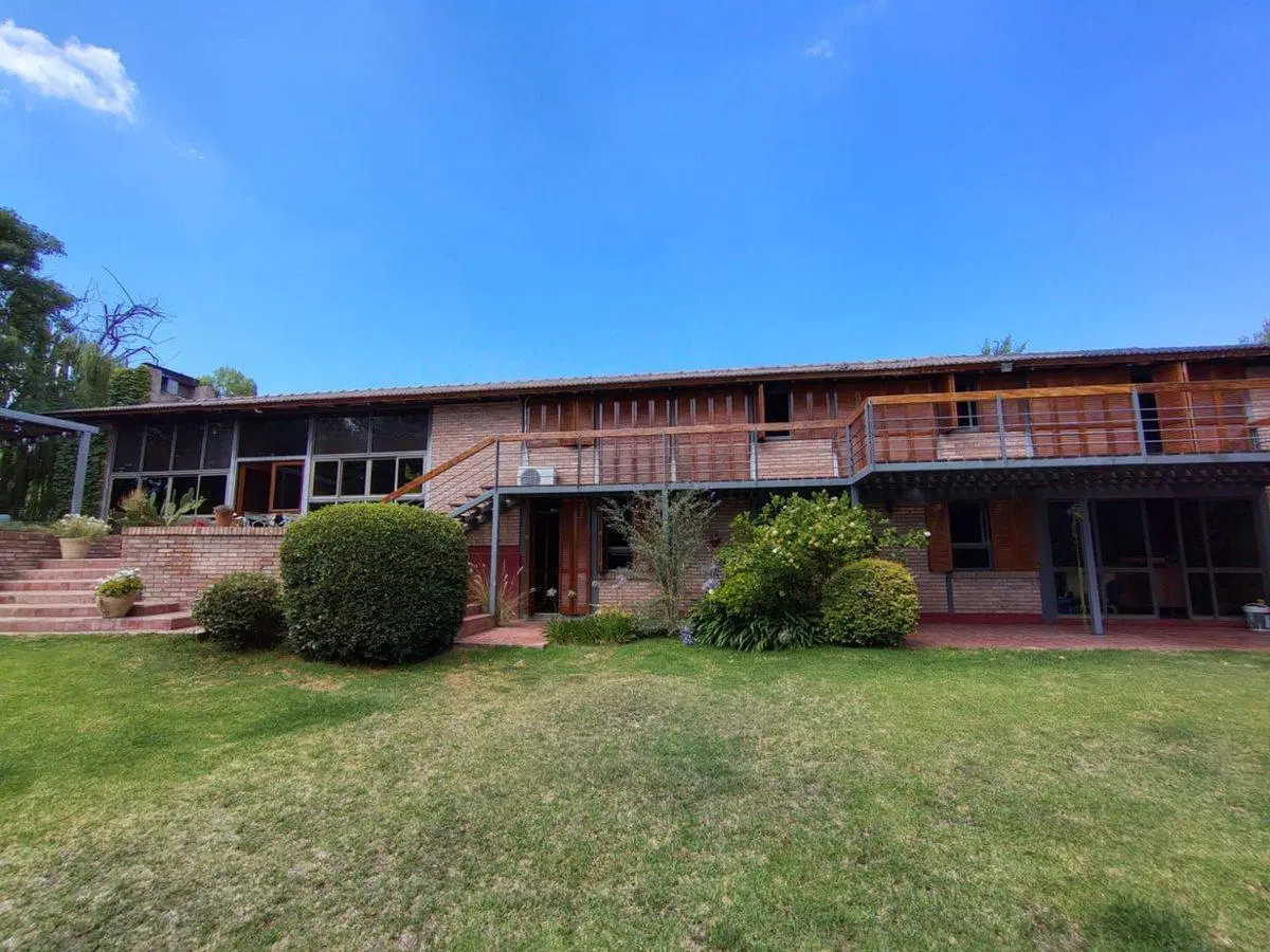 Se Vende casa en Chacras de Coria 4