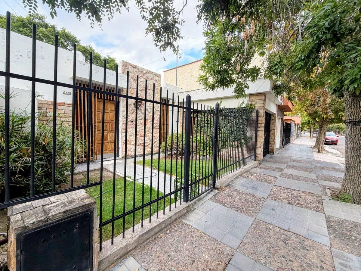 VENTA CASA EN BARRIO SANTA ANA, 3 DORMITORIOS 5