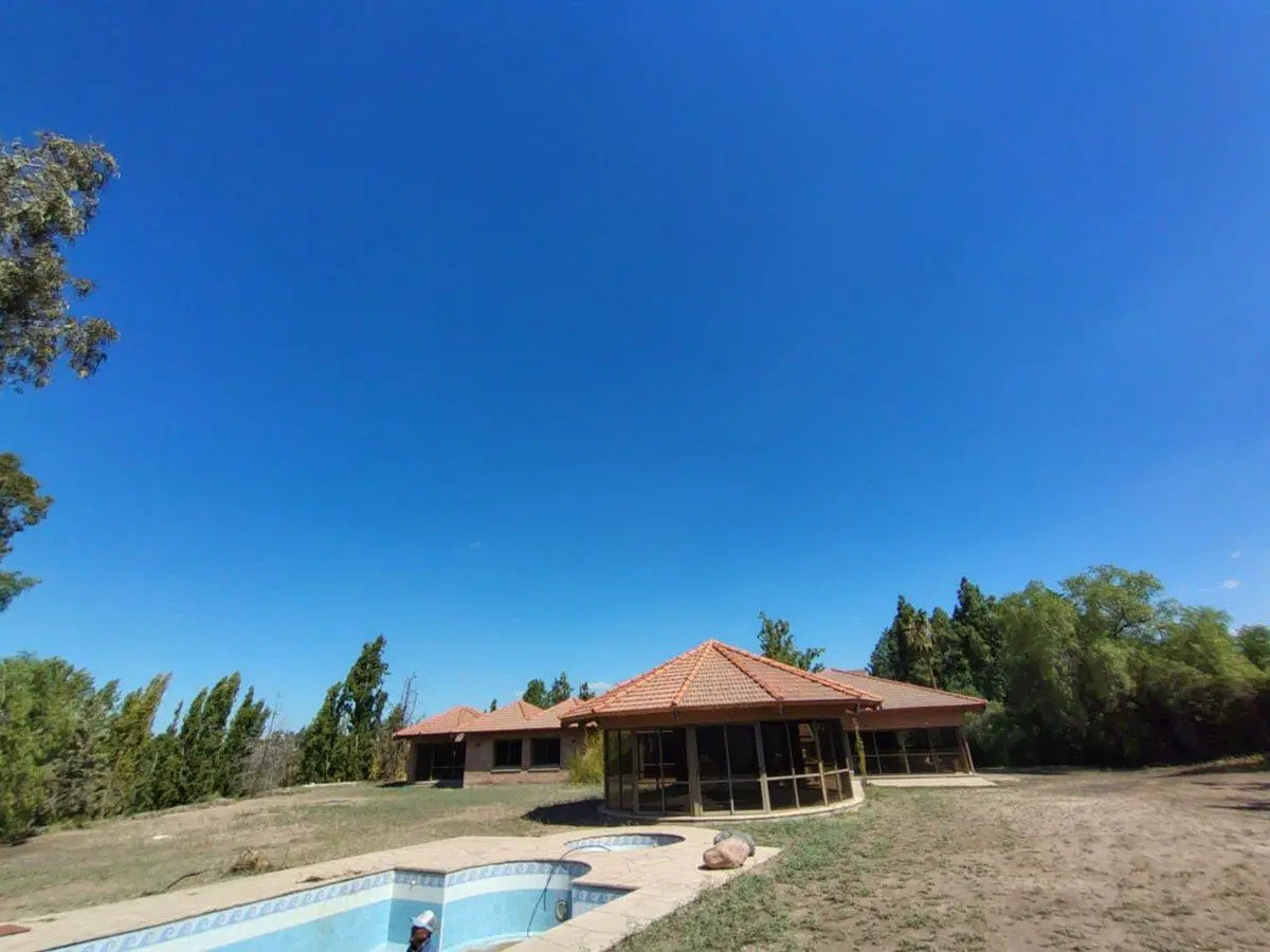 Se vende casa en Barrio La Colina,Chacras de Coria 4