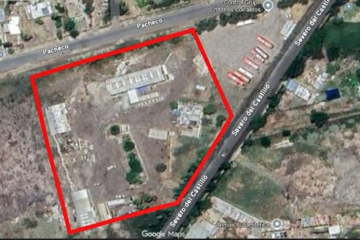 Venta 4 Galpones con casa y departamento - Gllén 5