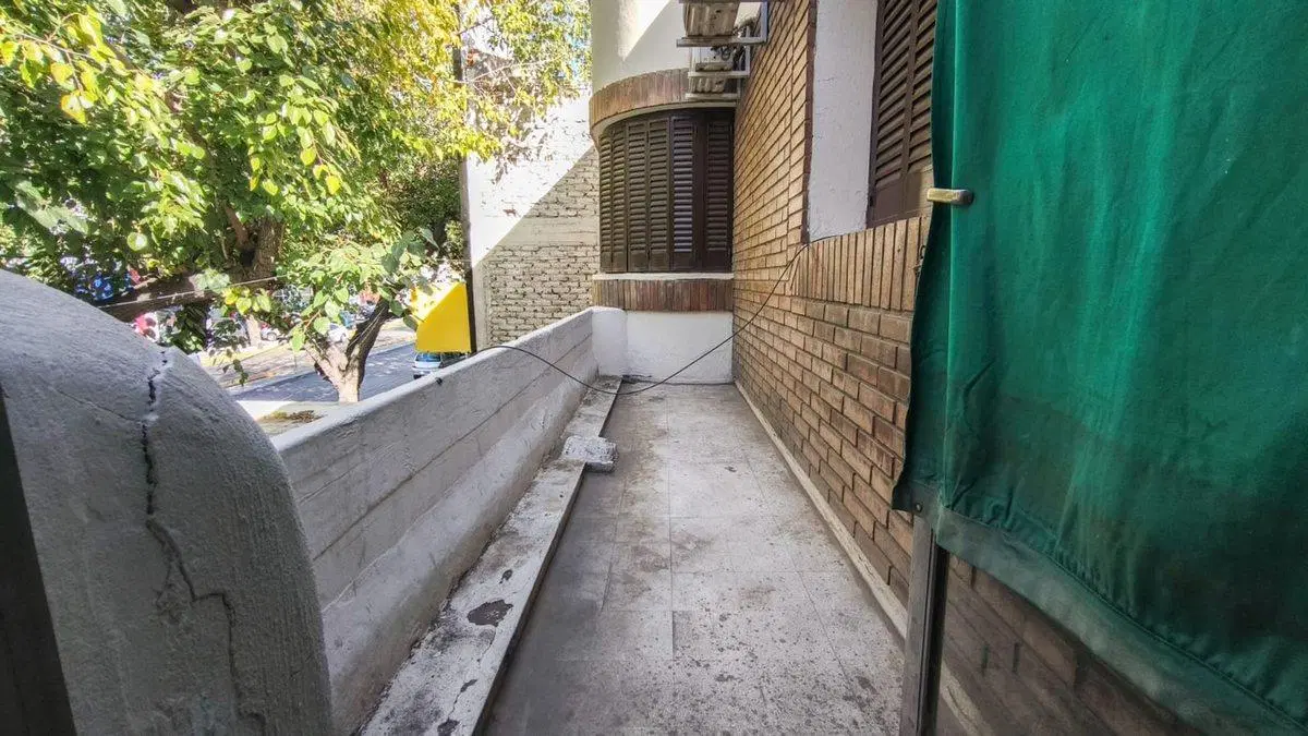 CASA EN VENTA CON IMPORTANTE TERRENO EN GODOY CRUZ 5