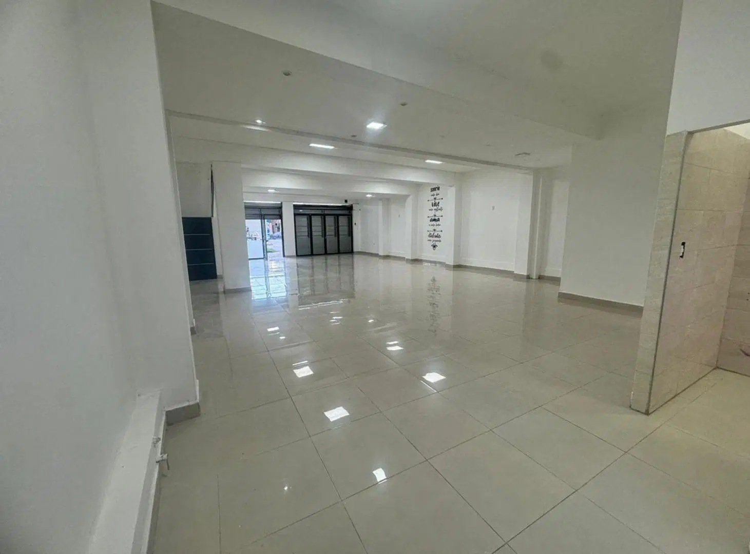 ALQUILER Salón Comercial de 200 m² en Las Heras 3