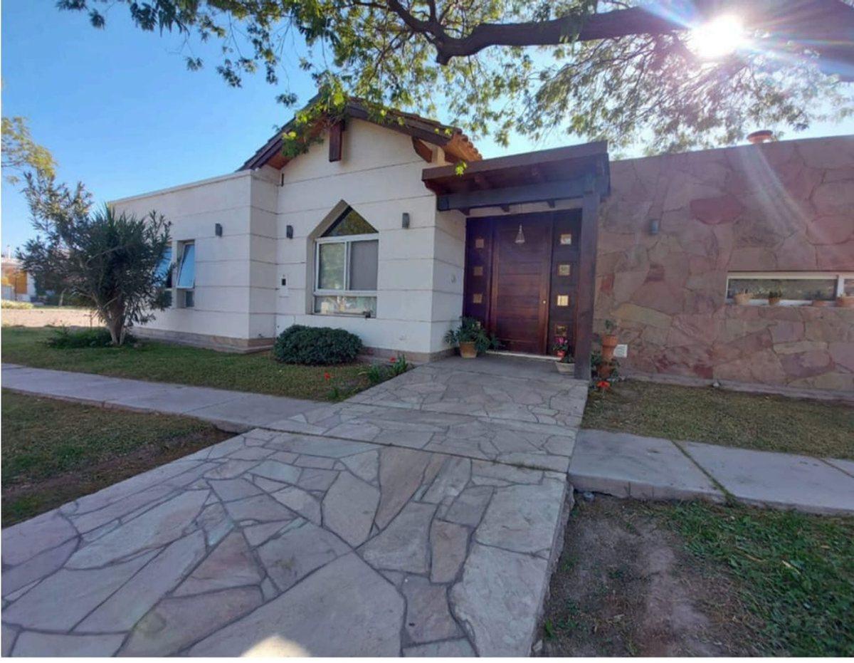 CASA A LA VENTA EN LA BARRACA.