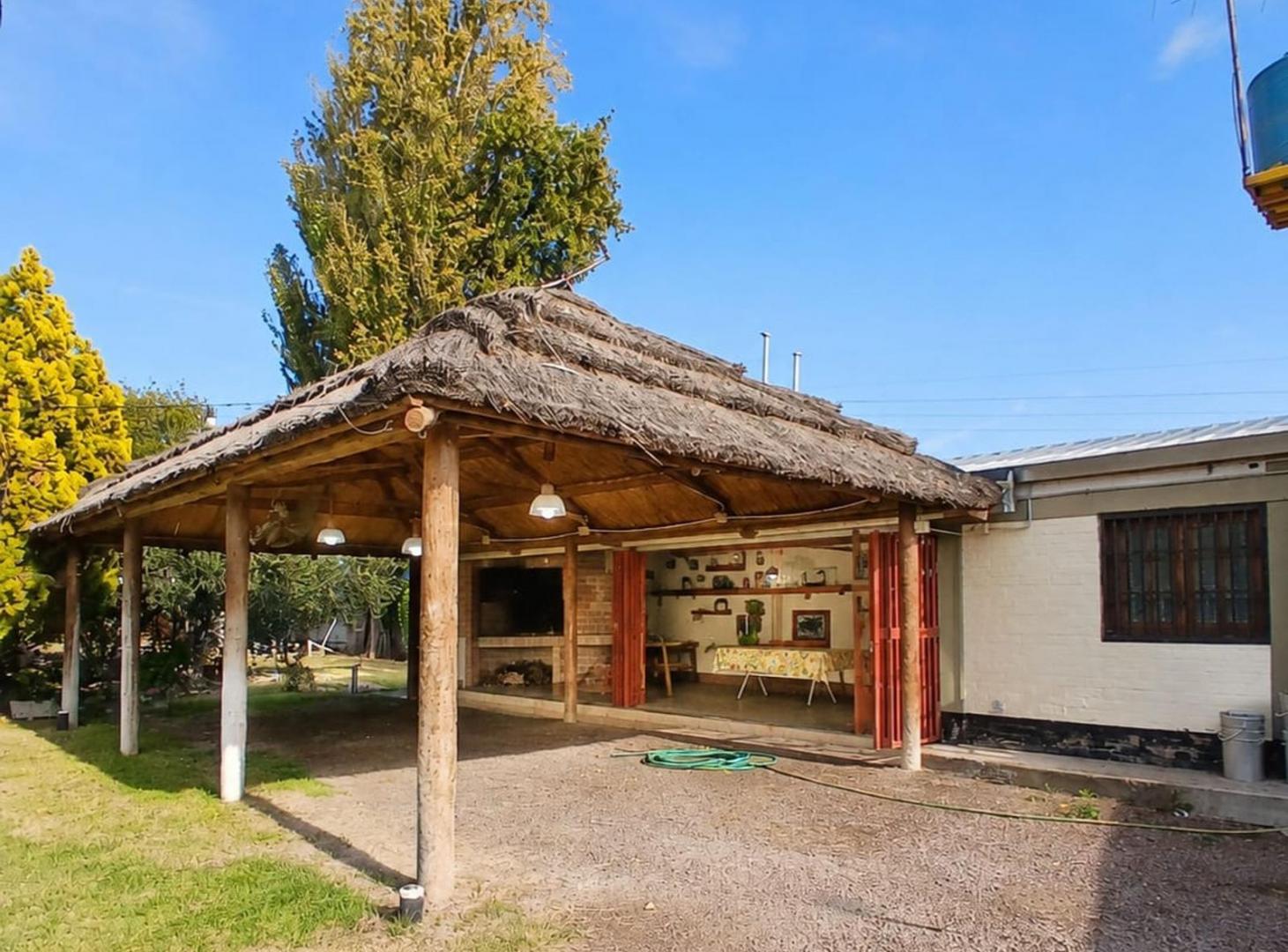 SALÓN + QUINCHO Y PILETA + CASA
