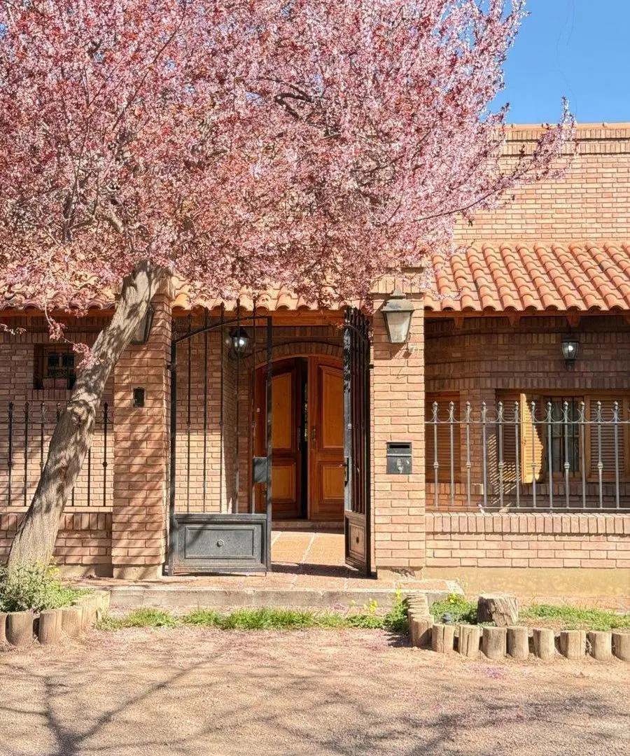 Venta Casa importante B. Semi privado. Guaymallén 4