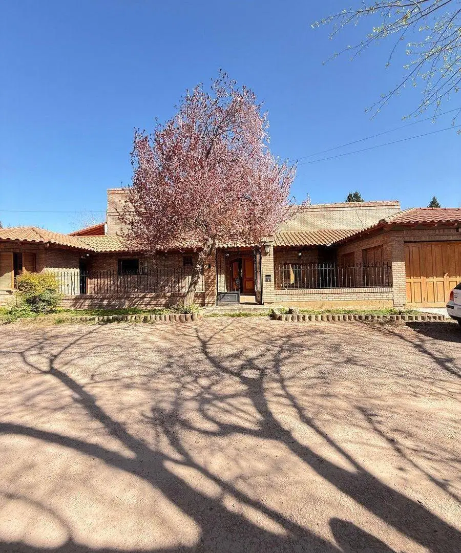 Venta Casa importante B. Semi privado. Guaymallén 5