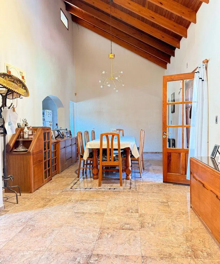 Venta Casa importante B. Semi privado. Guaymallén 8