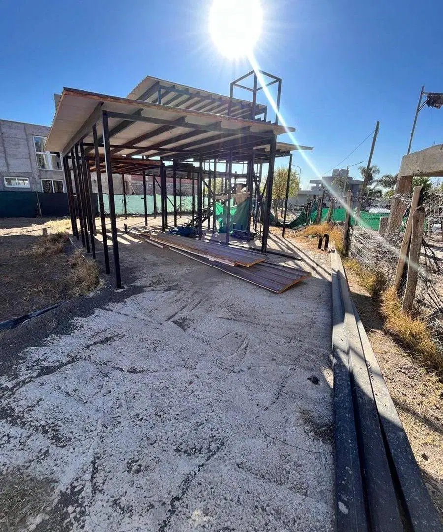 VENTA DE LOTE CON OBRA INICIADA EN STEEL FRAME 5