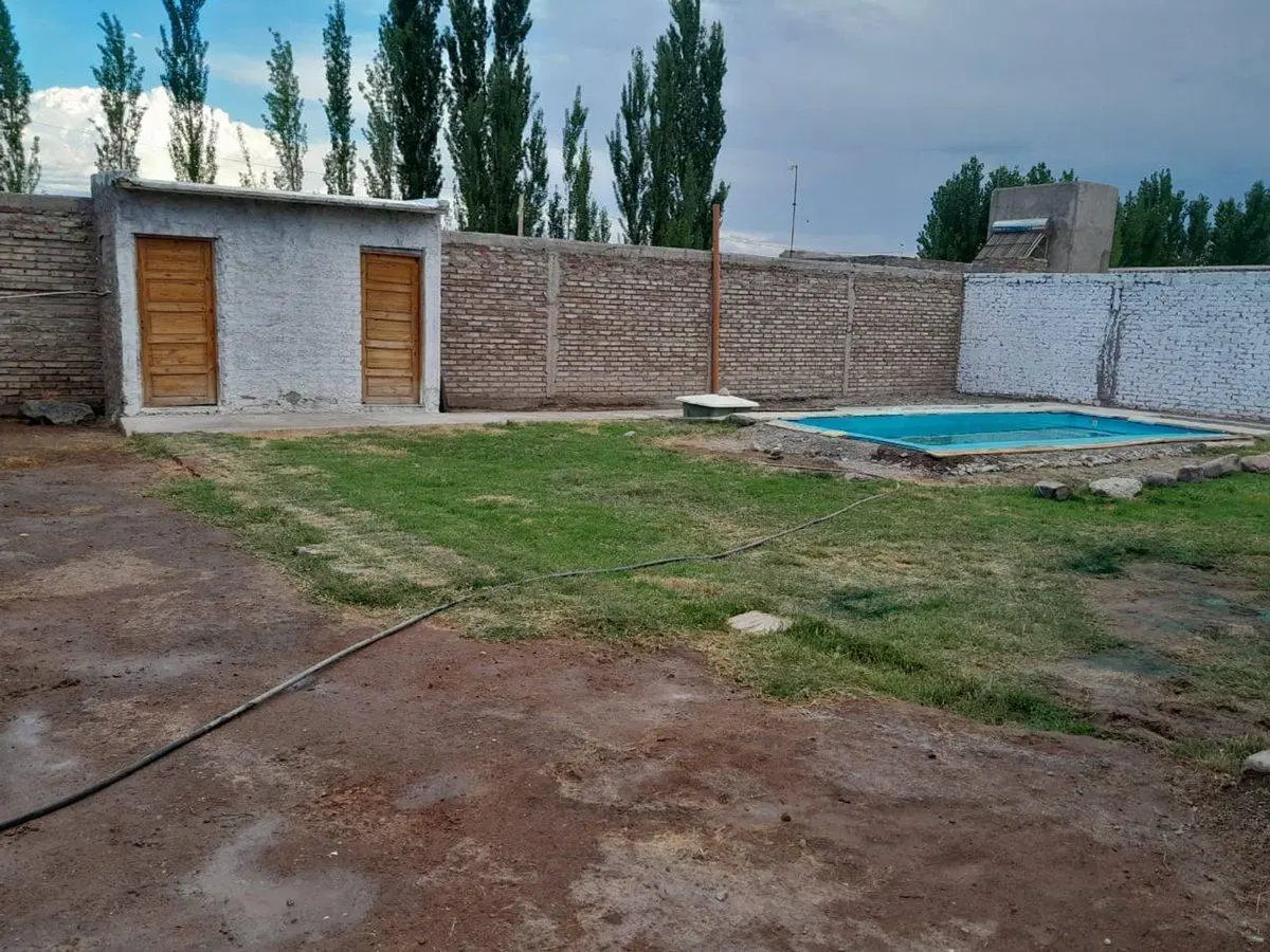 VENTA CASA+DEPTOS+PISCINA+QUINCHO EN LAVALLE 2