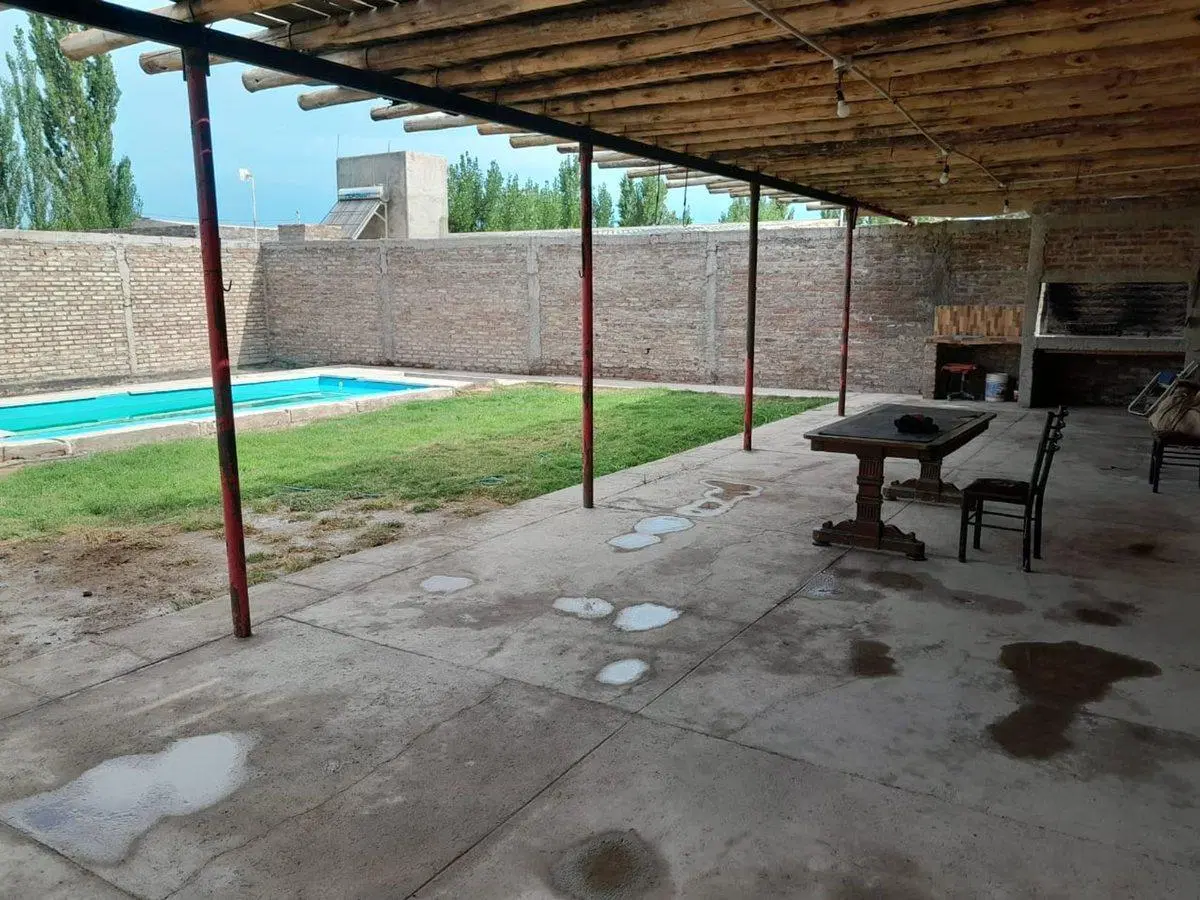 VENTA CASA+DEPTOS+PISCINA+QUINCHO EN LAVALLE 5