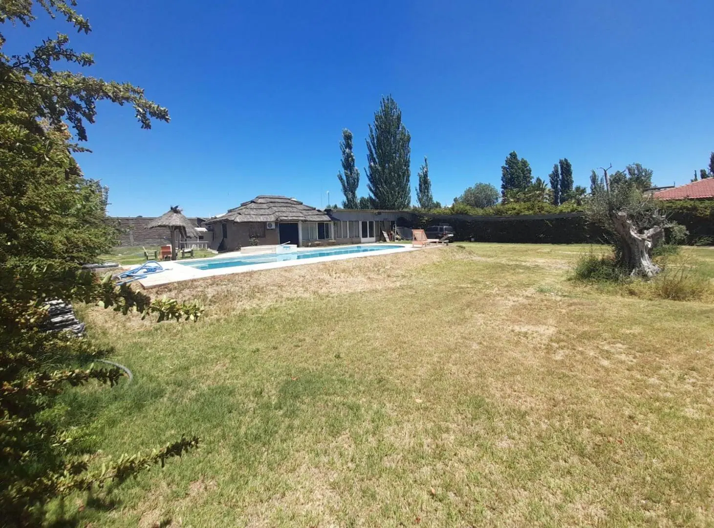 VENTA  HERMOSA CASA CON QUINCHO Y PILETA 4