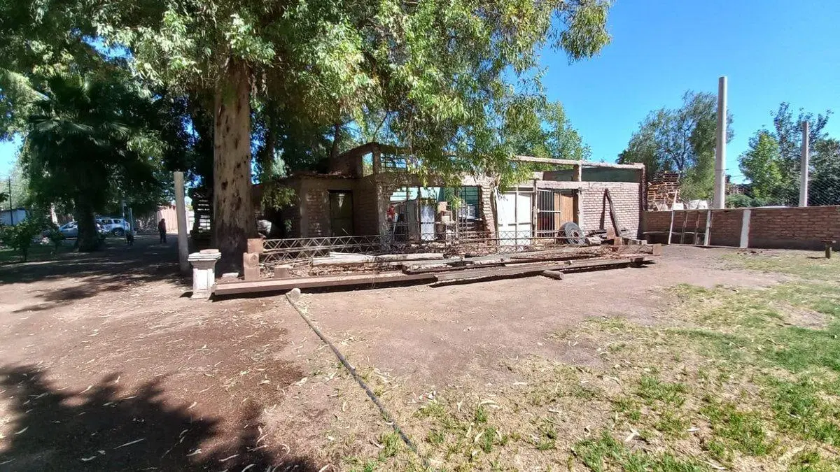 VENTA DE QUINTA, 3 CASAS+SALON COMERCIAL, PISCINA. 5